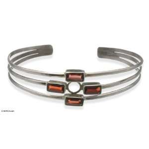 Garnet bracelet, Symmetry