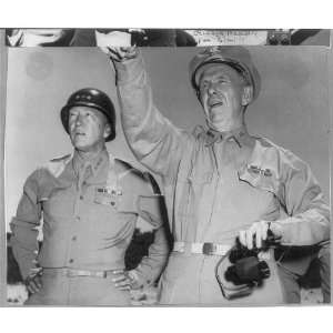    1945,US Army Officer,with General Marshall,in field