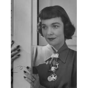 Jane Wyman with New Short Haircut with Bangs, Full at the Ears with 